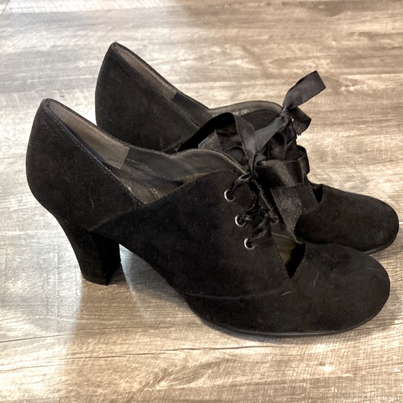 AEROSOLES Shoes - Black Bootie with Ribbon Detail